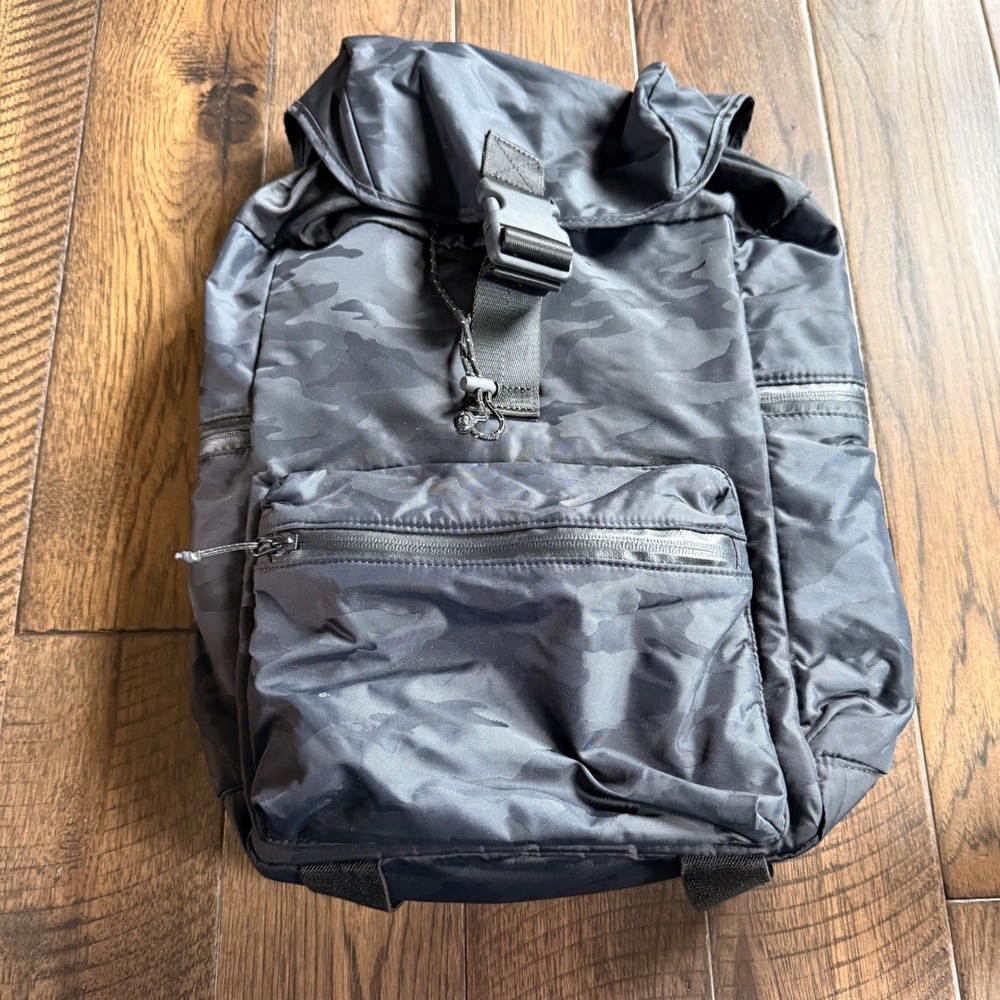 Lululemon Para Backpack Black Tonal Camo Buckle Drawstring Laptop Bag 17.5in